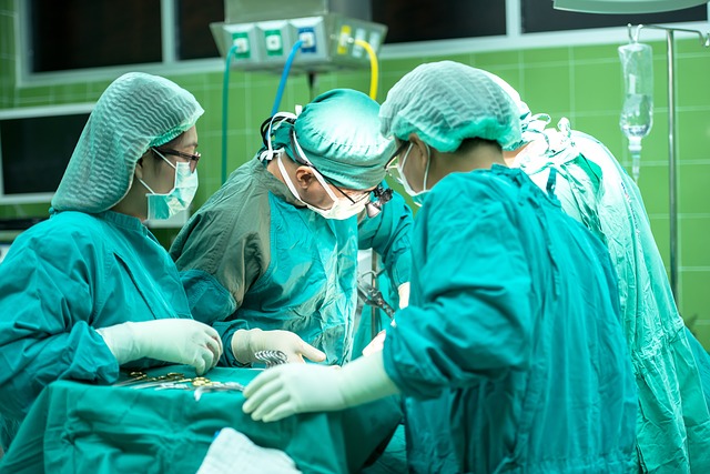 lékaři u operace